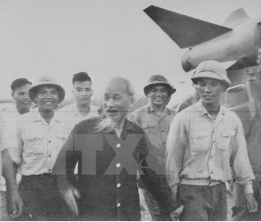 Chủ Tịch Hồ Chí Minh thăm đơn vị bộ đội tên lửa 236 anh hùng. (Ảnh: Tư liệu TTXVN)